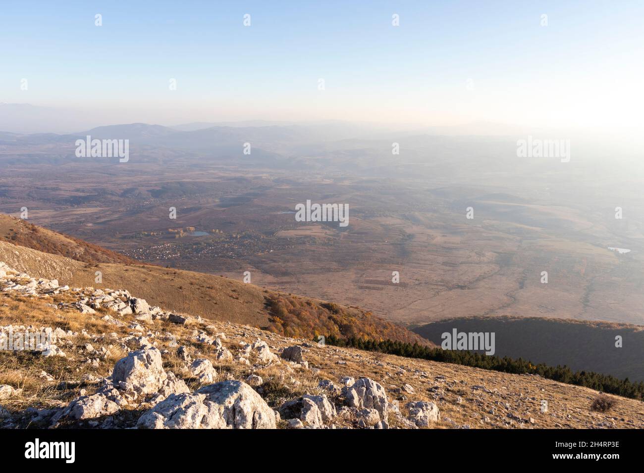 Herbstansicht des Konyavska Berges bei Viden Peak, Kyustendil Region, Bulgarien Stockfoto