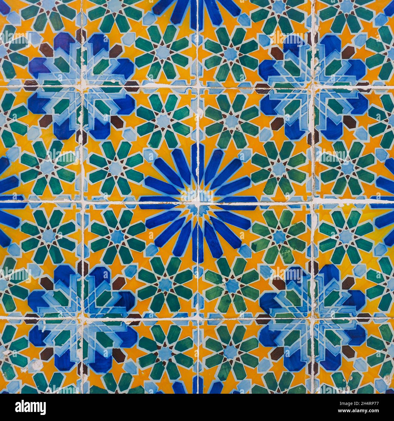 Fragment der Gebäudewand mit bunten keramischen Wandfliesen. Azulejos aus nächster Nähe. Abstrakt dekorativer Hintergrund. Traditionelle portugiesische Architektur. Stockfoto
