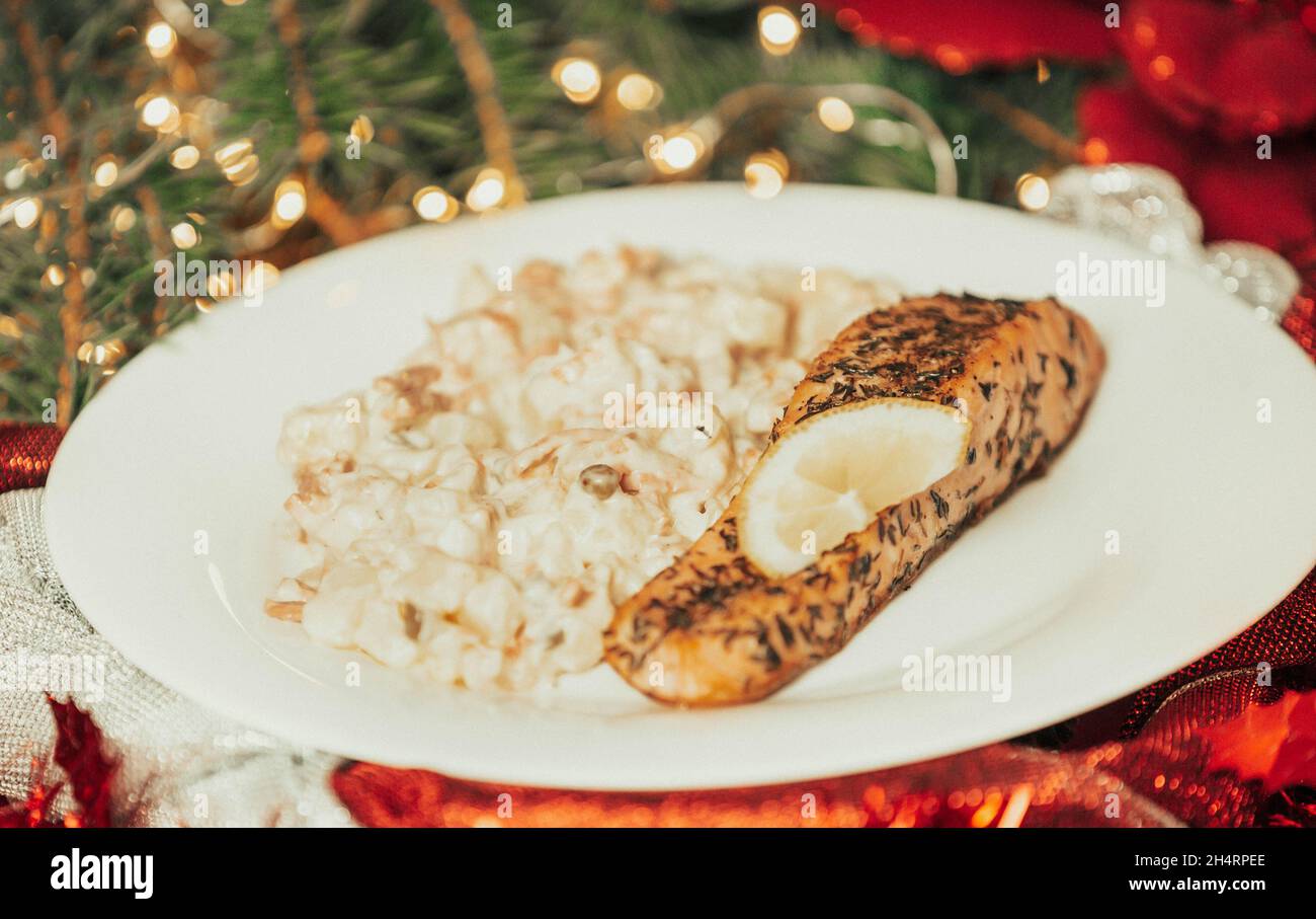 Traditionelles weihnachtsessen, Lachs mit Kartoffelsalat auf dem Tisch, Lebensmittelkonzept Stockfoto