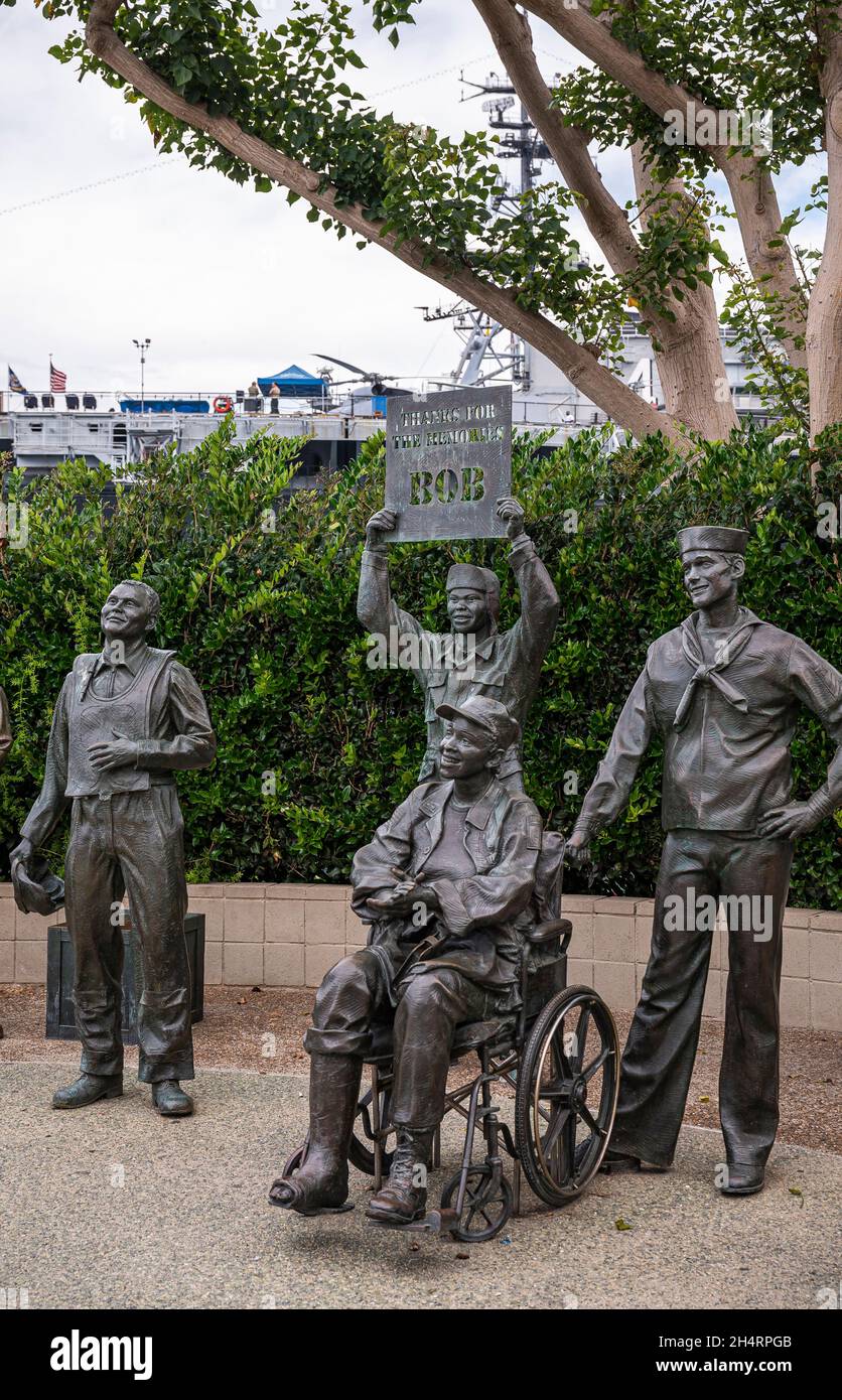 San Diego, Kalifornien, USA - 4. Oktober 2021: Ein nationaler Gruß an Bob Hope und die Militärstatuengruppe 4 Männer, 1 im Rollstuhl, einer mit Messag auf b Stockfoto