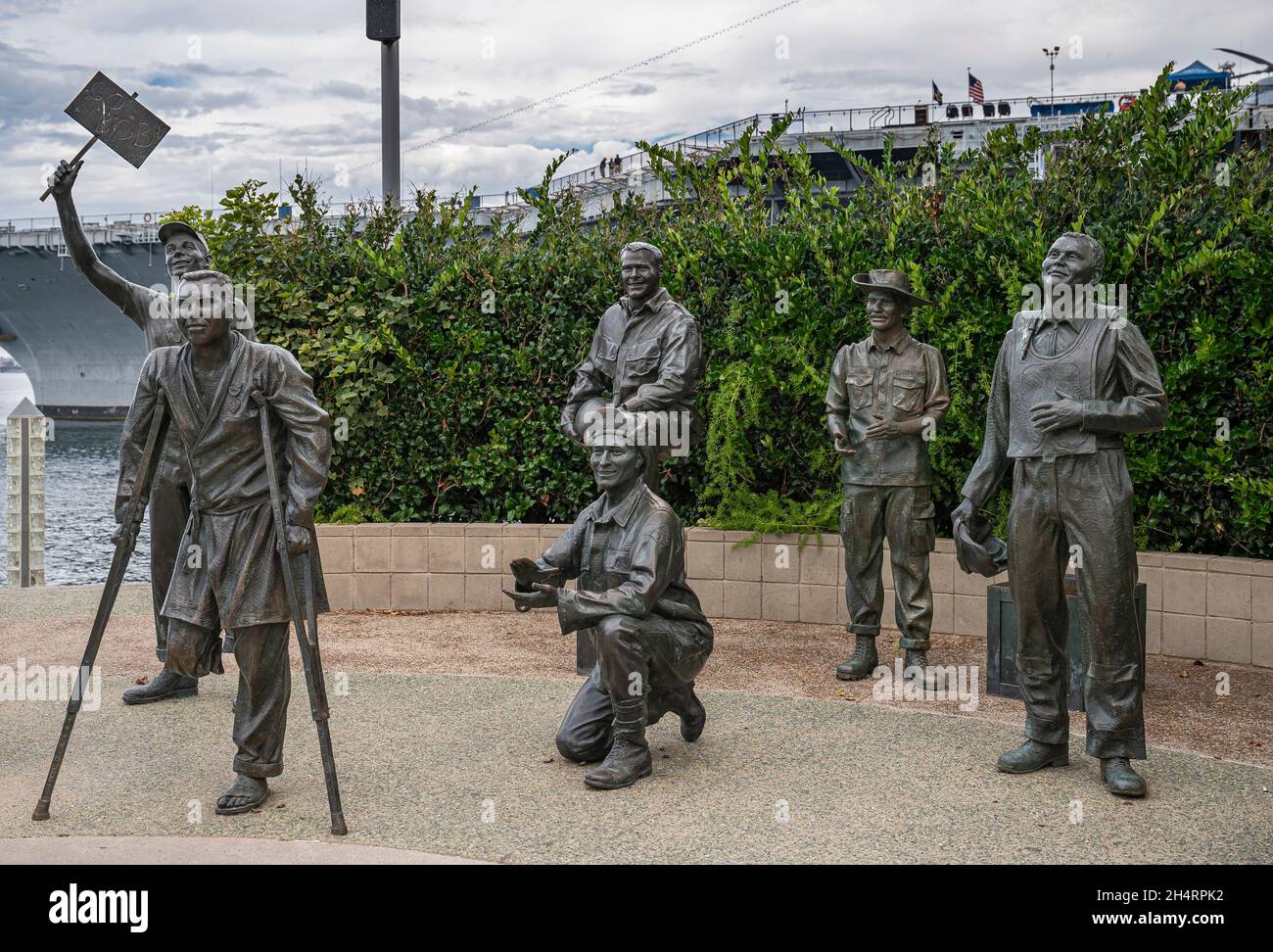 San Diego, Kalifornien, USA - 4. Oktober 2021: Ein nationaler Gruß an Bob Hope und die Militärstatuengruppe 6 Männer, 1 auf Krücken, 1 mit Brett. In der Mitte Stockfoto