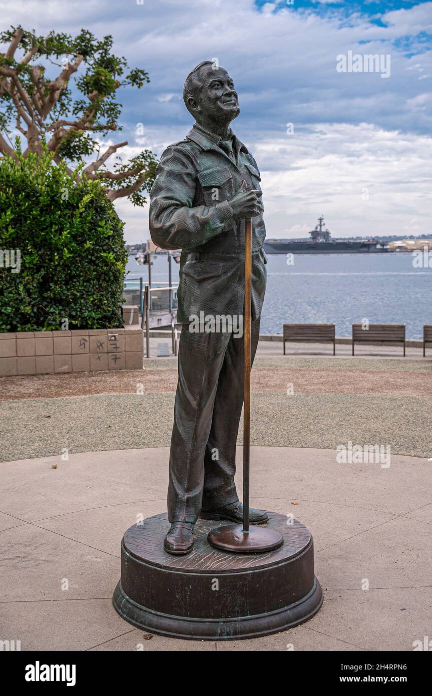 San Diego, Kalifornien, USA - 4. Oktober 2021: Ein nationaler Gruß an Bob Hope und die Militärstatuen. Nahaufnahme von Bob Hope mit Abraham Lincoln Aircraf Stockfoto