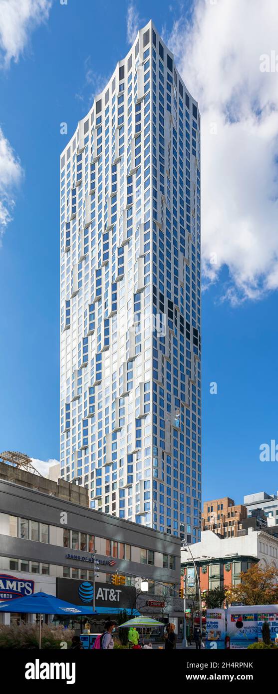 11 Hoyt Street in Downtown Brooklyn ist eine Wohnwohnung mit einer einzigartigen welligen weißen façade aus Betonfertigteilen und einem Drive-Through-Motorcourt. Stockfoto