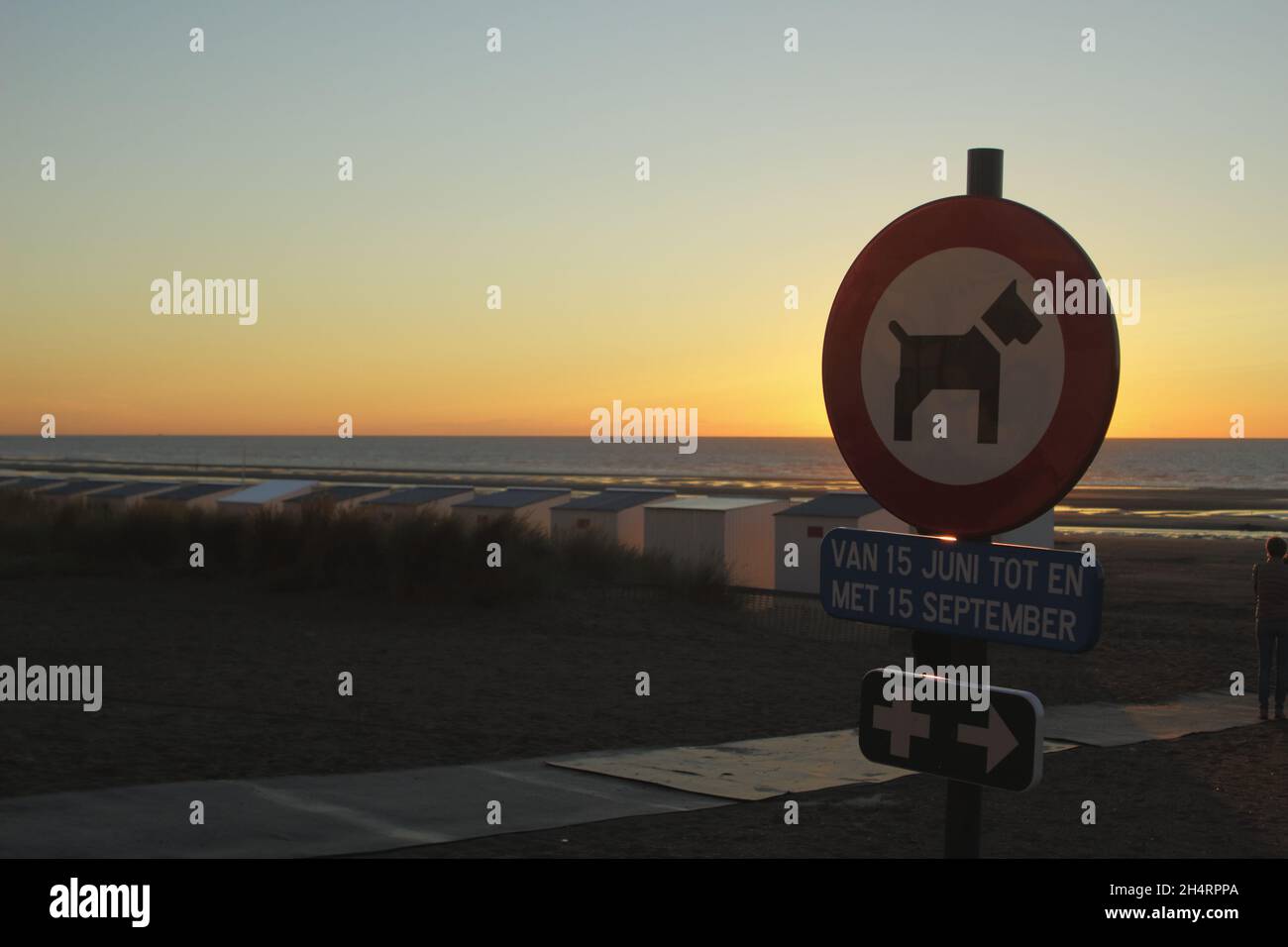 Schilder am Strand an einem Sommerabend Stockfoto