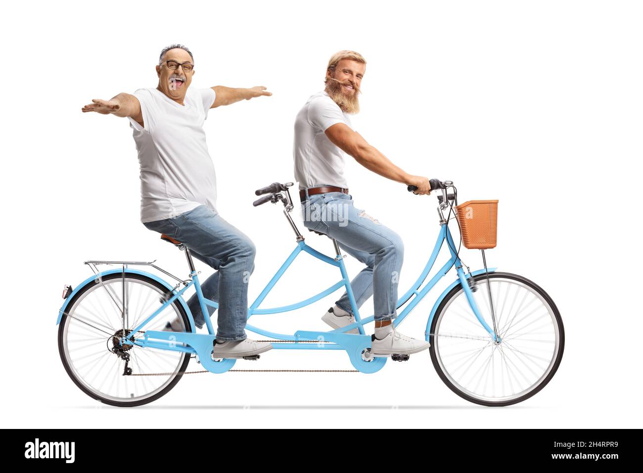 Junger und reifer Mann, der auf einem Tandem-Fahrrad mit weit geöffneten Armen auf weißem Hintergrund fährt Stockfoto