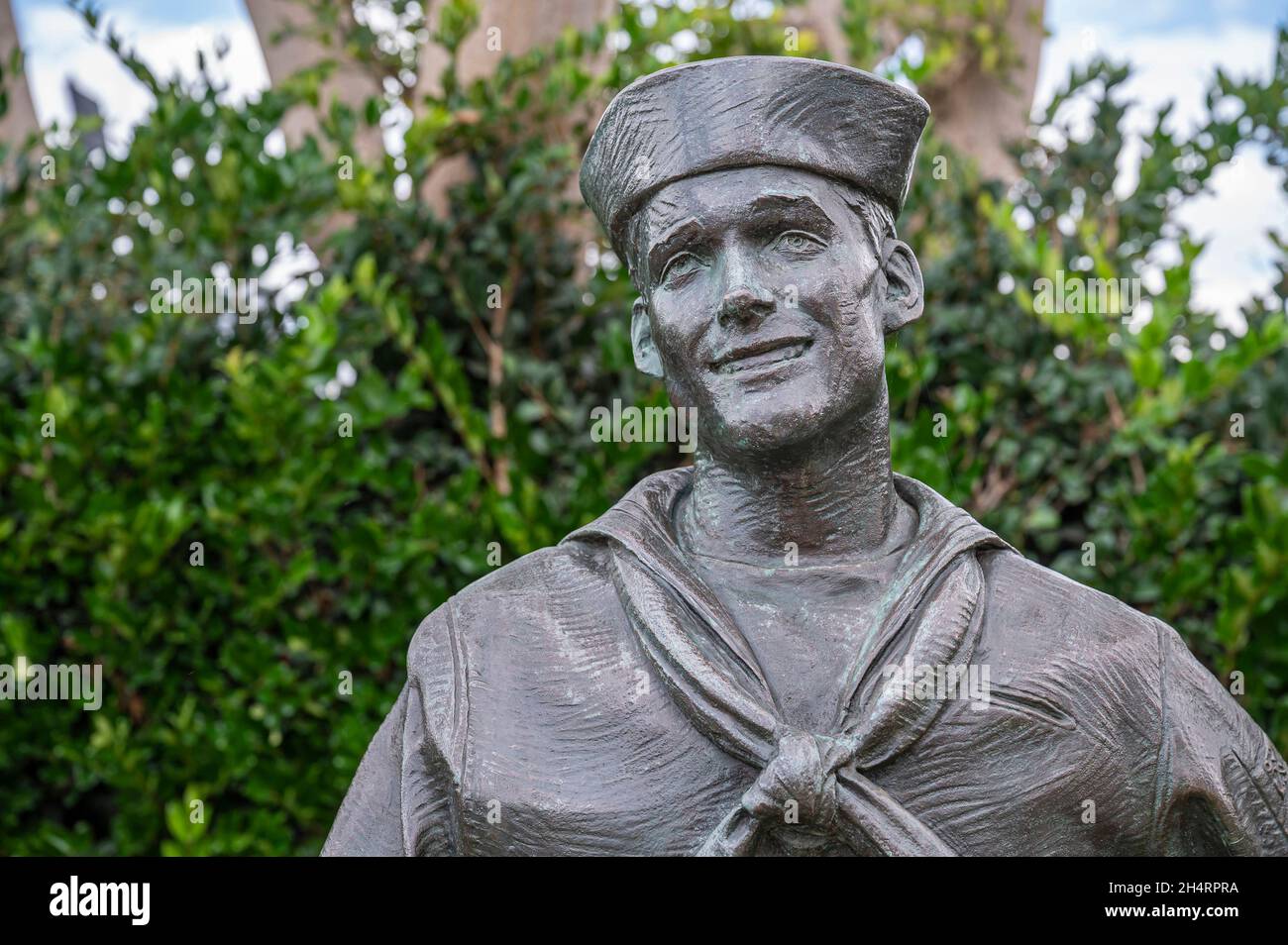 San Diego, Kalifornien, USA - 4. Oktober 2021: Ein nationaler Gruß an Bob Hope und die Militärstatuen. Nahaufnahme von lächelndem Seemann Brust und Kopf mit gr Stockfoto