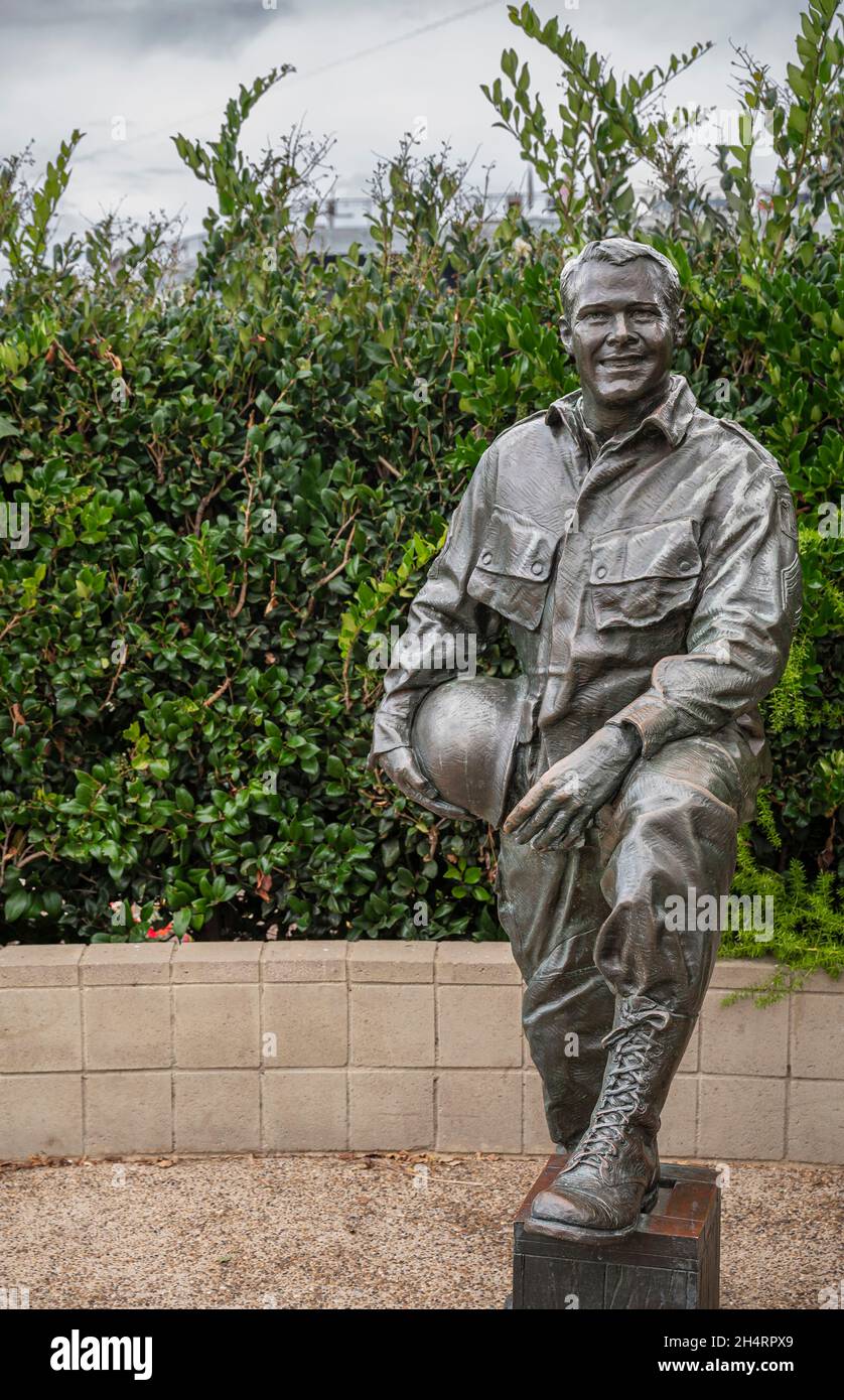 San Diego, Kalifornien, USA - 4. Oktober 2021: Ein nationaler Gruß an Bob Hope und die Militärstatuen. Nahaufnahme eines lächelnden Mannes, der den Helm mit Grün hält Stockfoto