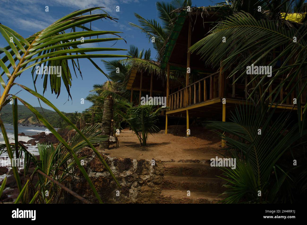 Starke Wellen am Colastrand in goa Stockfoto