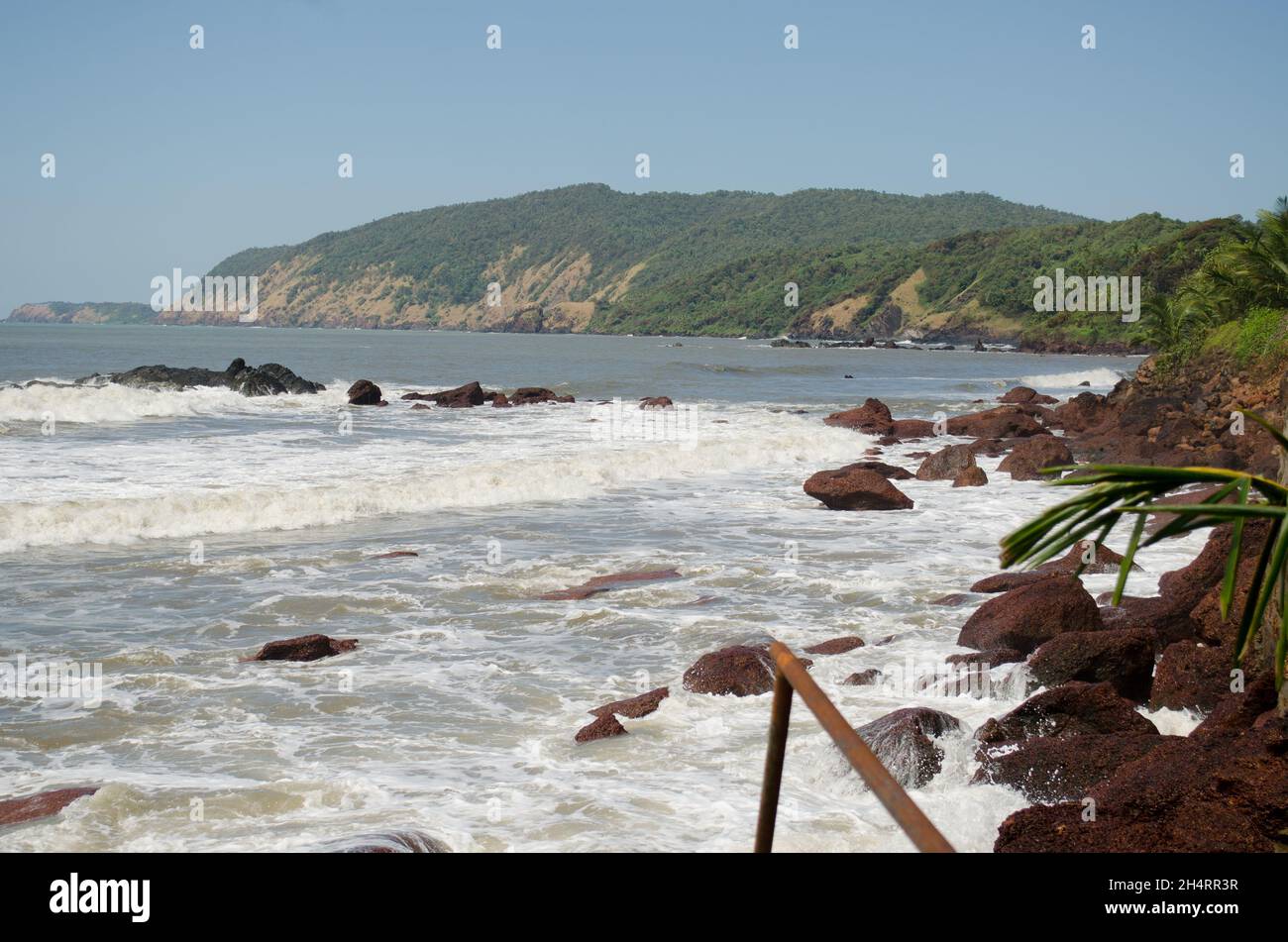 Starke Wellen am Colastrand in goa Stockfoto