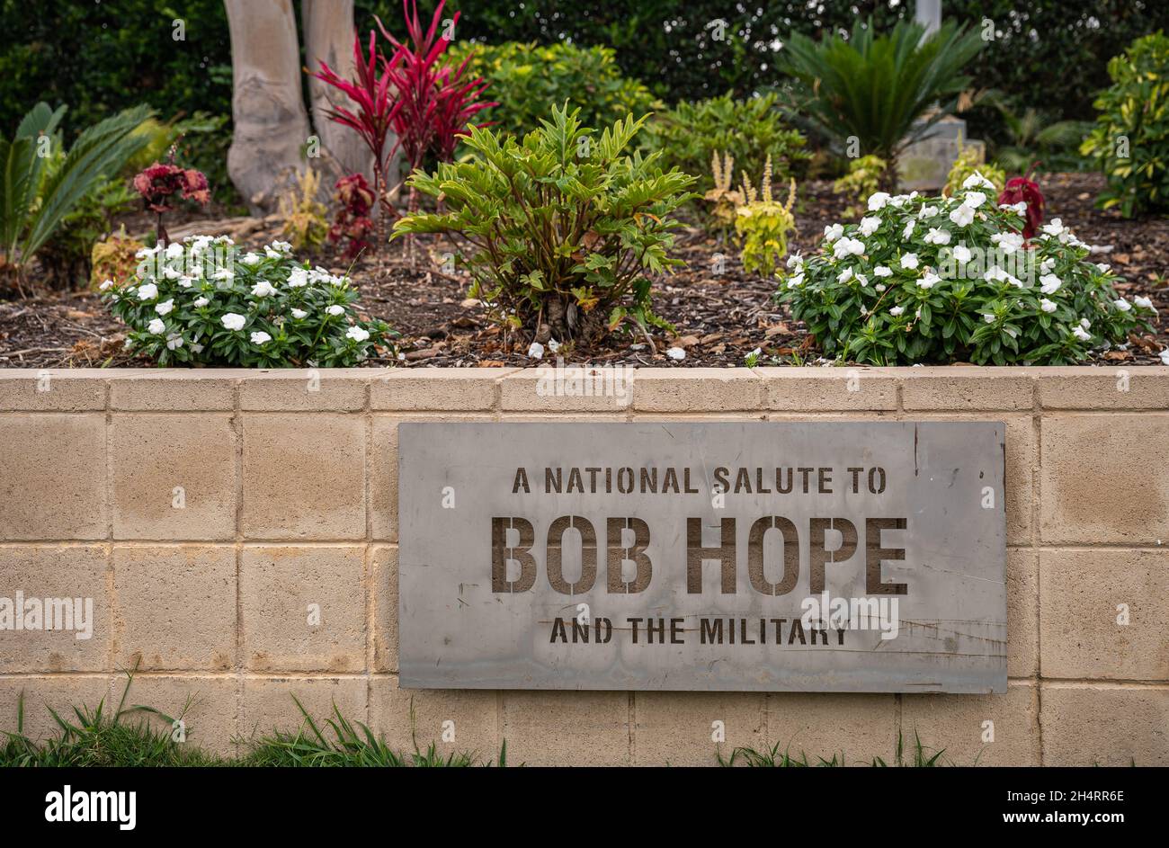 San Diego, California, USA - 4. Oktober 2021: Titelschild bei Einem Nationalgruß an Bob Hope und die Militärstatuen. Farbiges Gemüse über beigem ston Stockfoto