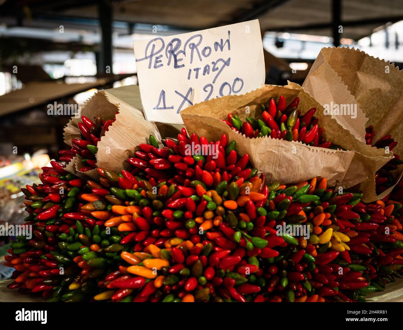 Bunte Peperoni und Preismarkt in Venedig (Italien) Stockfoto