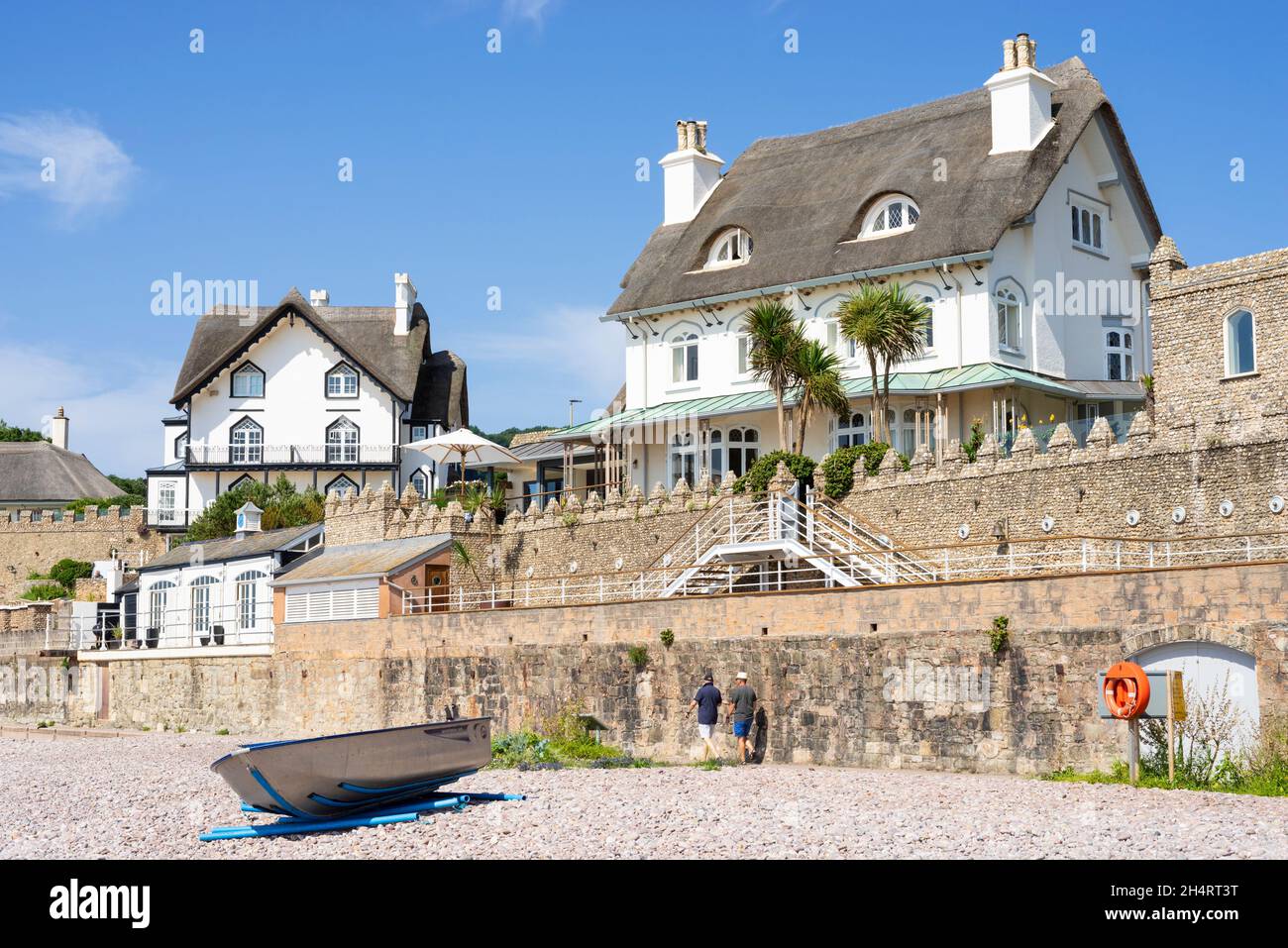 Sidmouth Devon kleines Boot am Kiesstrand unter dem Rock Cottage Hotel und dem Beacon Sidmouth Town Sidmouth Devon England Großbritannien GB Europa Stockfoto