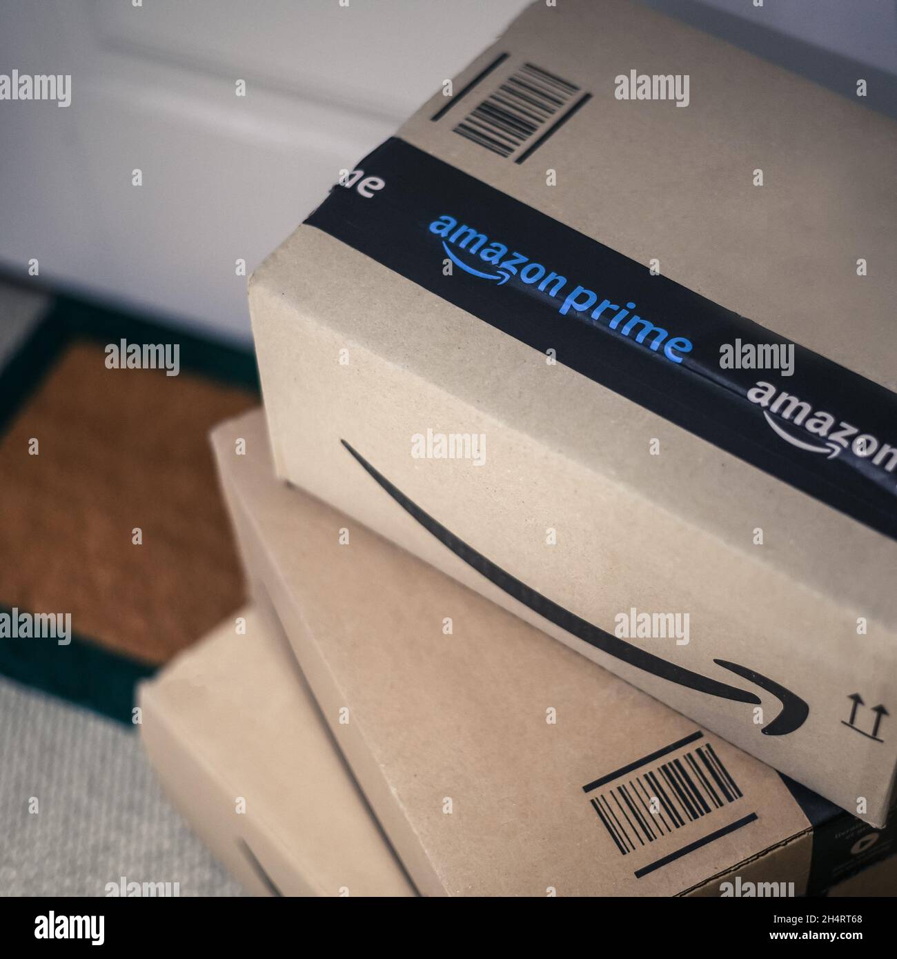 Boxen mit Amazon-Logo vor der Haustüre. Bestellung bei Lieferung.  Weihnachtsgeschenke in Pappkarton auf der Fußmatte. Amazon Prime  Priority-Lieferung Stockfotografie - Alamy