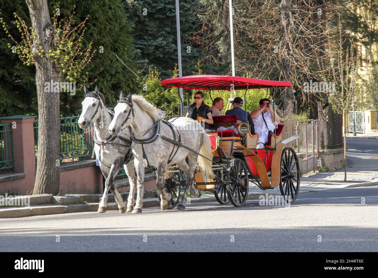 KARLSBAD, TSCHECHIEN - 26. APRIL 2012: Dies ist eine Führung in einer alten Pferdekutsche durch die Straßen des Resorts. Stockfoto KARLSBAD, TSCHECHIEN - 26. APRIL 2012: Dies ist eine Führung in einer alten Pferdekutsche durch die Straßen des Resorts. Stockfoto