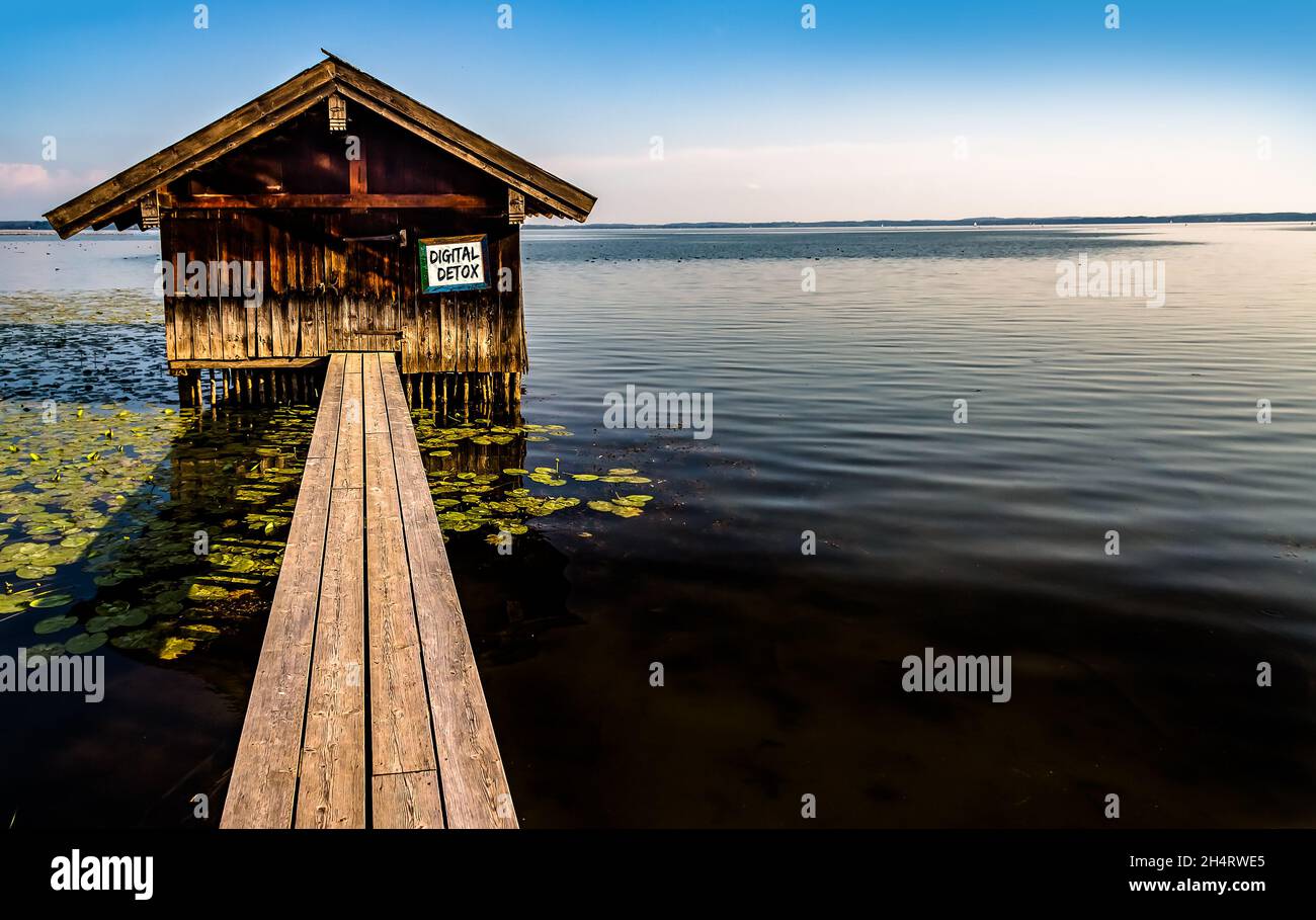 Ein Schild mit den Worten Digital Detox auf einem Bootshaus an einem See Stockfoto