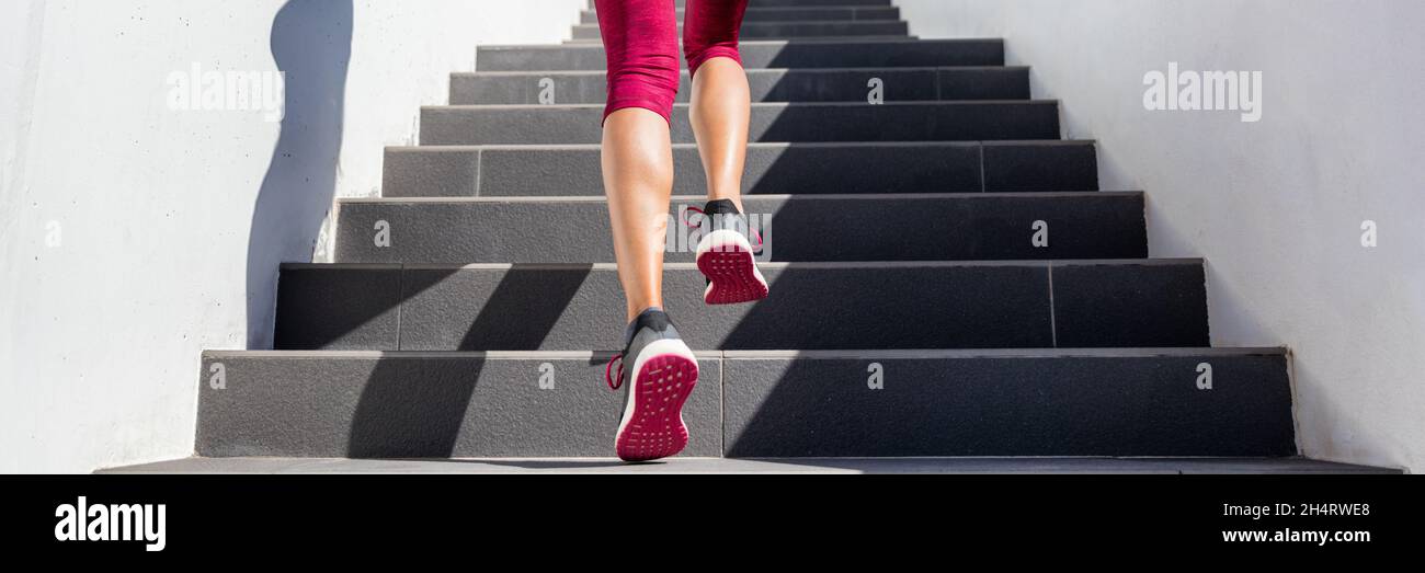 HIIT Workout Cardio Laufen die Treppe hinauf Training. Treppensteigen laufen Frau gehen rauf Treppen Panorama Banner. Läufer, der Cardio-Sport macht Stockfoto