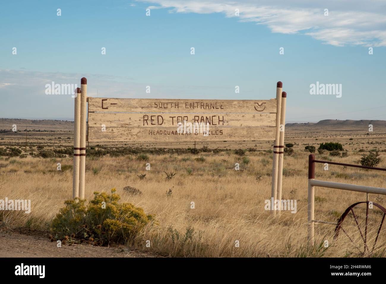 Ein rustikales handgemachtes Holzschild am Südeingang für die Red Top Ranch in Pueblo County, Colorado, USA. Stockfoto