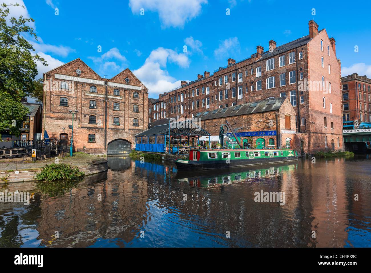 Die Stadt Nottingham hat ein lebhaftes und lebendiges Hafenviertel, das sich rund um den Nottingham-Kanal befindet. Das Castle Wharf Nottingham ist voller Cafés Stockfoto