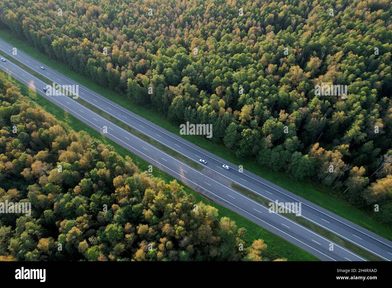 Auto und LKW fahren auf der Autobahn, Draufsicht. Lastwagen und Autos in einem Stau auf der Stange. Autos und Stoßzeiten. Luftaufnahme eines Autobahnverkehrs mit tr Stockfoto