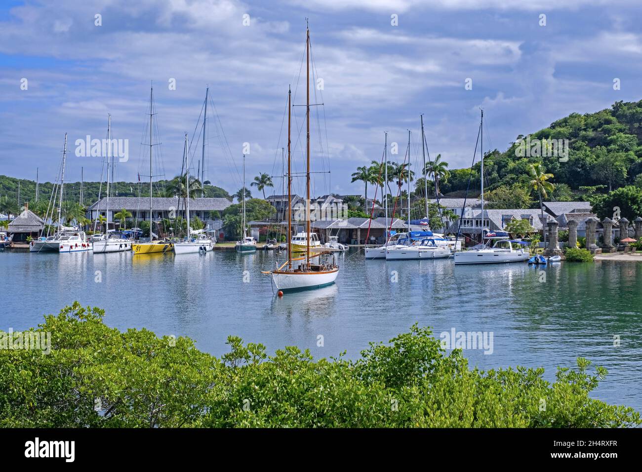 Segelboote und Yachten liegen im Englischen Hafen an der Südostküste der Insel Antigua, Lesser Antillen in der Karibik Stockfoto