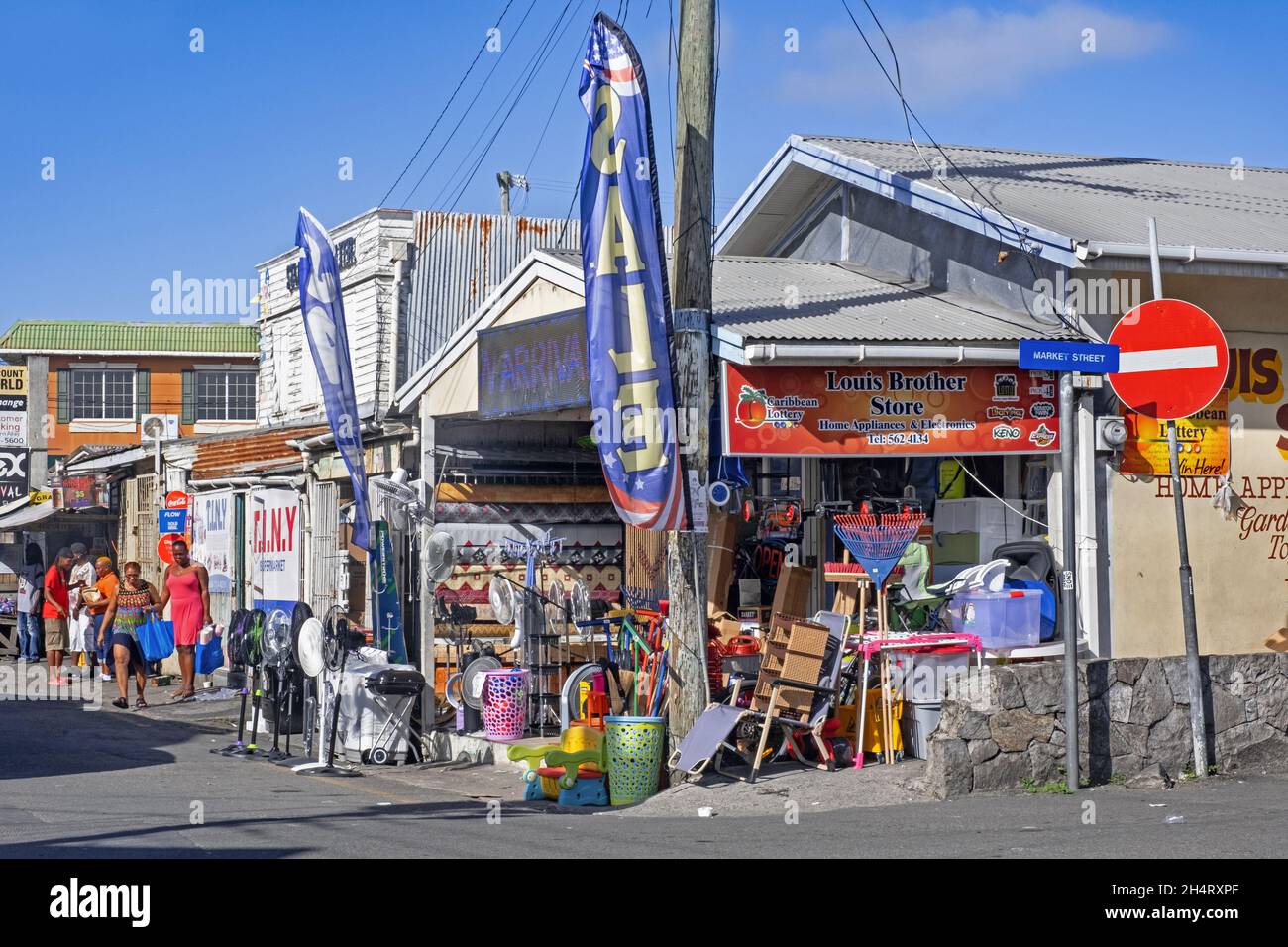 Straßenszene mit lokalen Schwarzen und Geschäften in St. John's, der Hauptstadt von Antigua und Barbuda, den Kleinen Antillen, Westindien in der Karibik Stockfoto