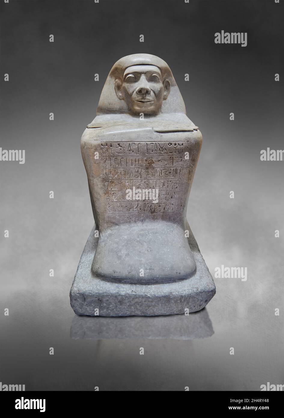 Alte ägyptische Kubus Statue Skulptur des Cupbearer Ser, 1786 - 1650 v. Chr., 12. Dynastie. Louvre Museum Inv. A76 oder N77. Mann (hockend, Arme gekreuzt, Perücke Stockfoto