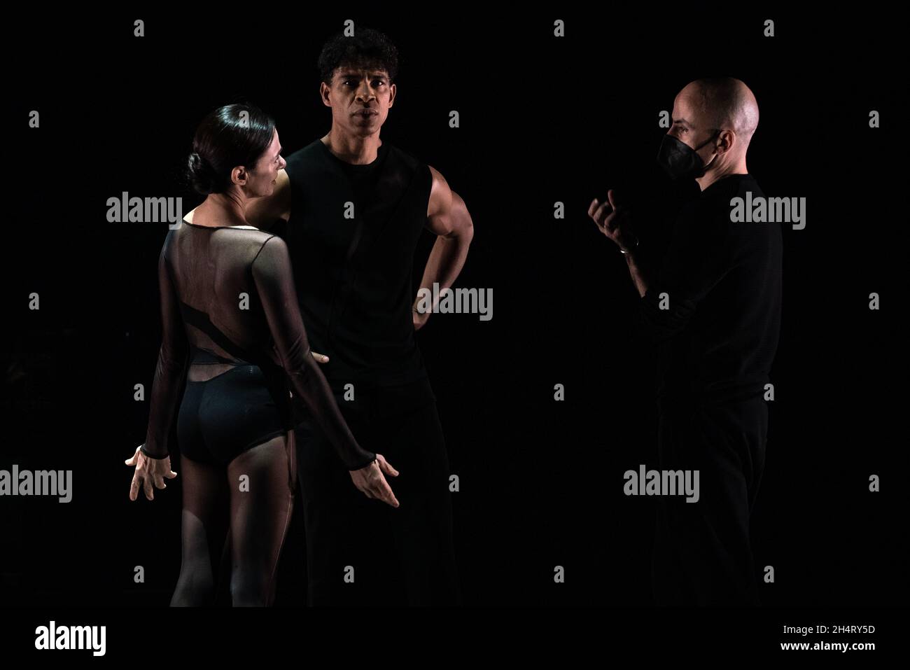Die Ballettstars Carlos Acosta und Alessandra Ferri spielen im Sadler's Wells Theater die Uraufführung eines neuen Duetts des Choreographen Goyo Montero, Großbritannien. Stockfoto