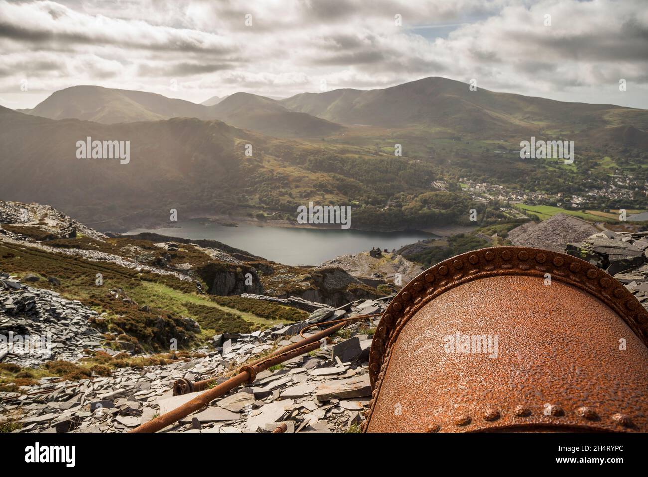 Alte Schiefersteinbruch-Ausrüstung mit Blick auf einen malerischen See, Snowdonia National Park, North Wales, Großbritannien. Stockfoto
