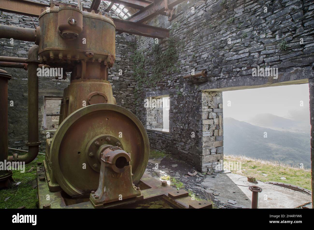 Alte Maschinen in verwitterter, ausgelagerter Schiefergrube, North Wales, Großbritannien. Stockfoto