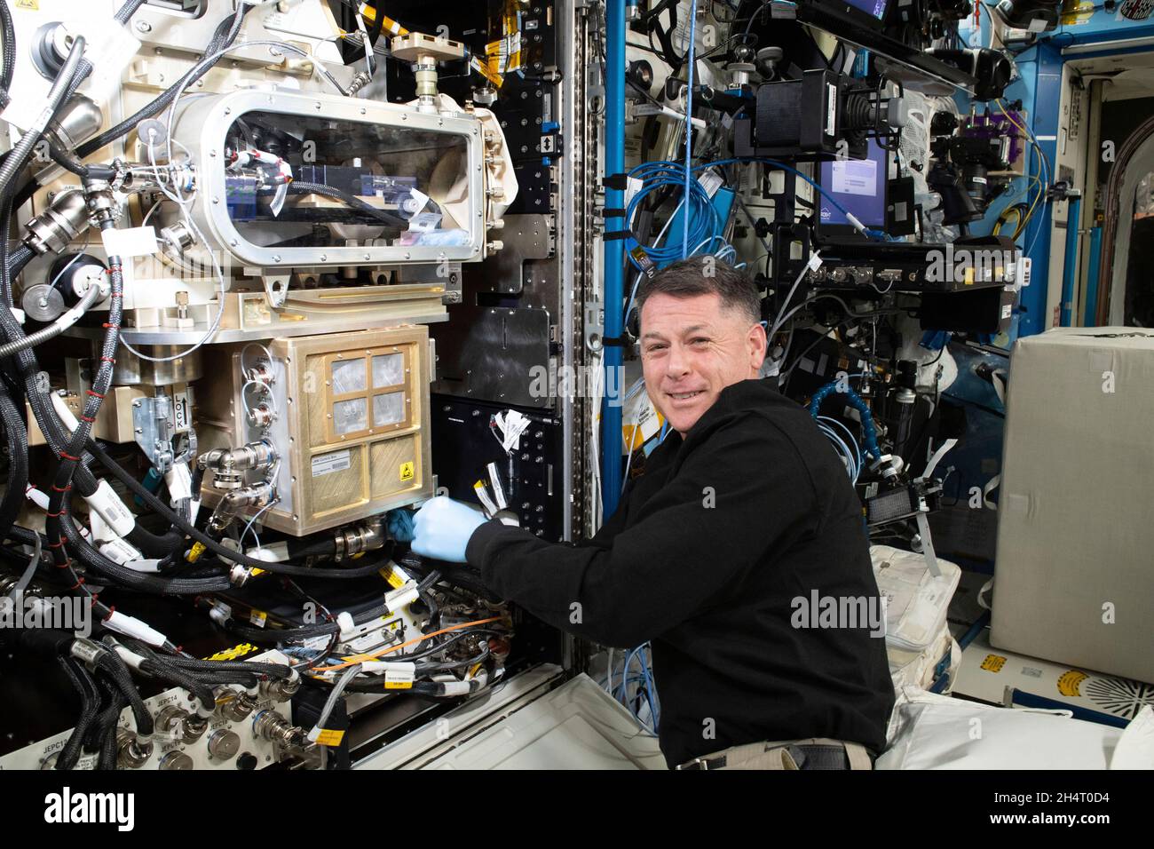 Der NASA-Astronaut und Expedition 65-Flugingenieur Shane Kimbrough installiert und konfiguriert ein neues Advanced Colloids Experiment-Modul im Fluids Integrated Rack (FIR) des U.S. Destiny-Labormoduls. Die Arbeit unterstützt die Fluidphysik-Studie ACE-T9, die das Lichtmikroskopiemodul des FIR verwendet, um kolloidale Moleküle zu bilden, um Einblicke in die Entwicklung fortschrittlicher Materialien zu erhalten, die in der Schwerkraft der Erde am 17. August 2021 nicht produziert werden können. Quelle: NASA über CNP Stockfoto