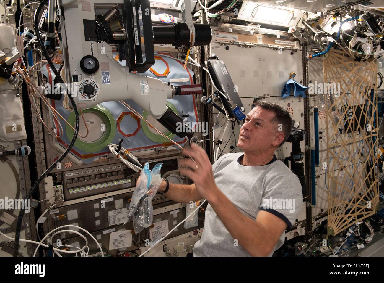 Der NASA-Astronaut und Expedition 65-Flugingenieur Shane Kimbrough richtet im US-Destiny-Labormodul ein Mikroskop ein, um Proben für das Real-Time Protein Crystal Growth Experiment zu beobachten und zu fotografieren. Die Ergebnisse haben Auswirkungen auf Biotechnologie- und Pharmaunternehmen auf der Erde und könnten die Kommerzialisierung des Weltraums am 31. Mai 2021 vorantreiben. Quelle: NASA über CNP Stockfoto