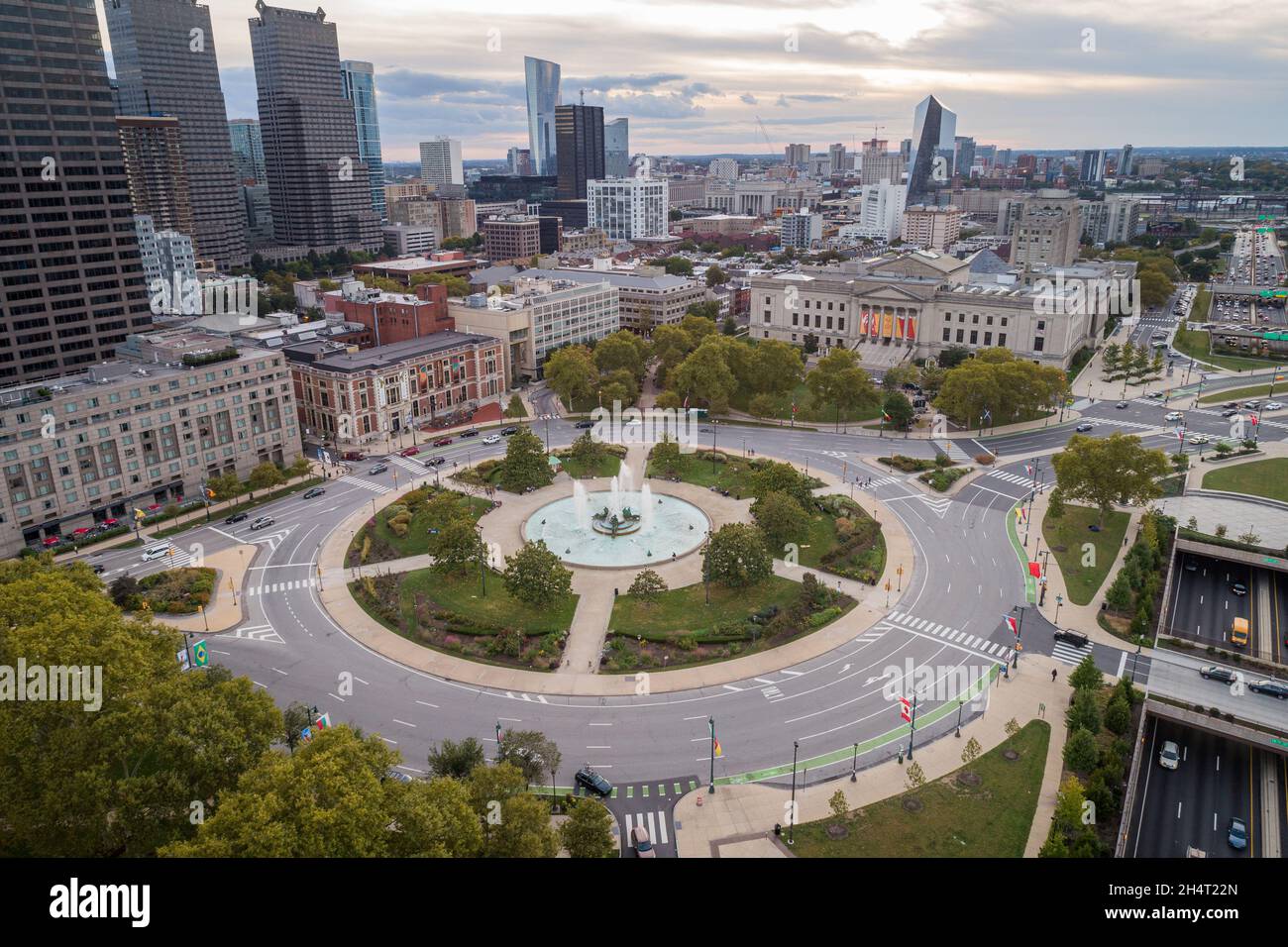 Logan Square und Philadelphia Skyline, Downtown. Pennsylvania, USA. Das Verkehrskreis-Zentrum verfügt über einen großen Brunnen mit skurrilen Statuen, Gartenanlage Stockfoto