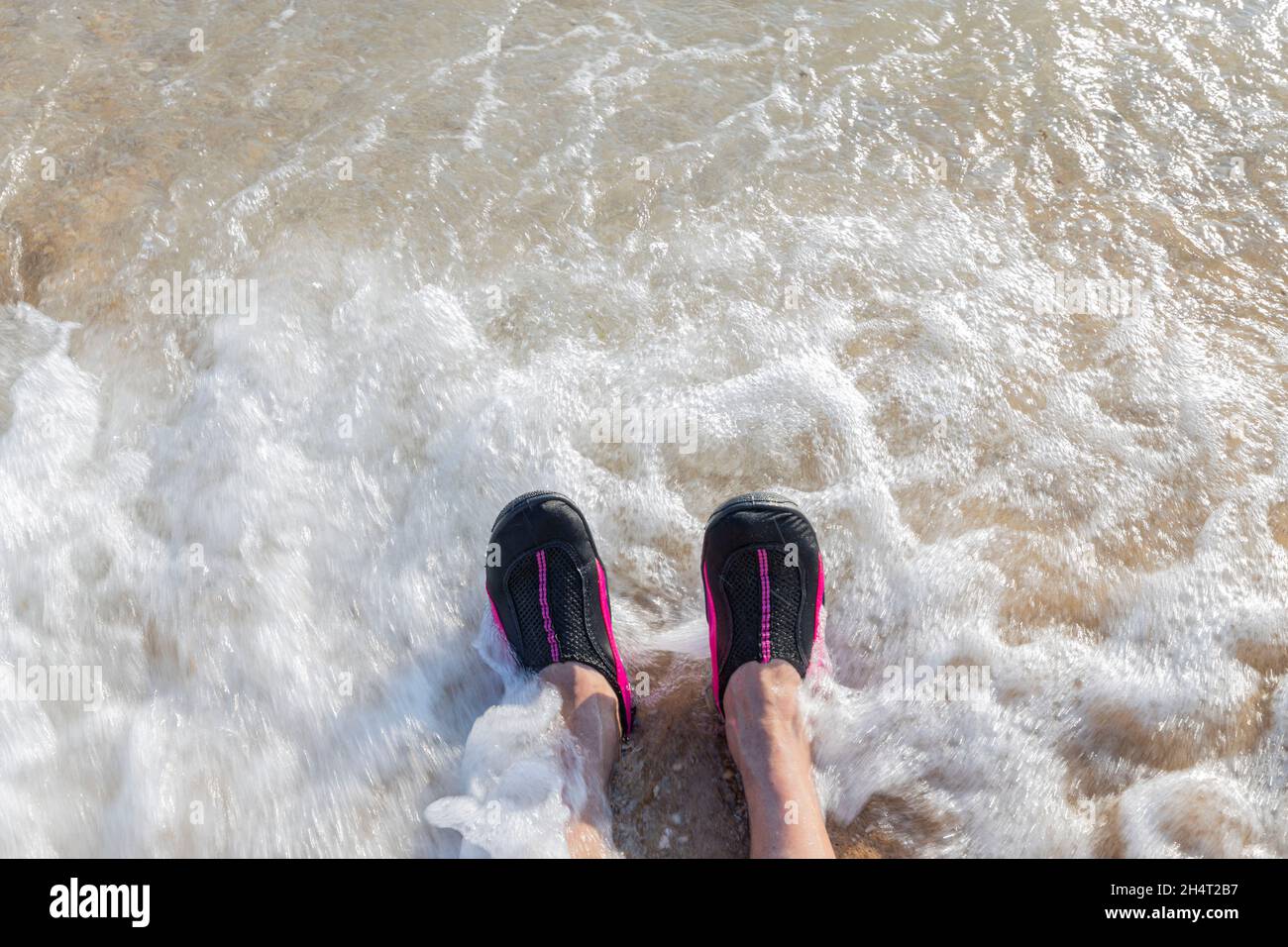 Сlose Blick auf Schwimmschuhe auf den Füßen eines Mannes vor dem Hintergrund Meer. Griechenland. Stockfoto