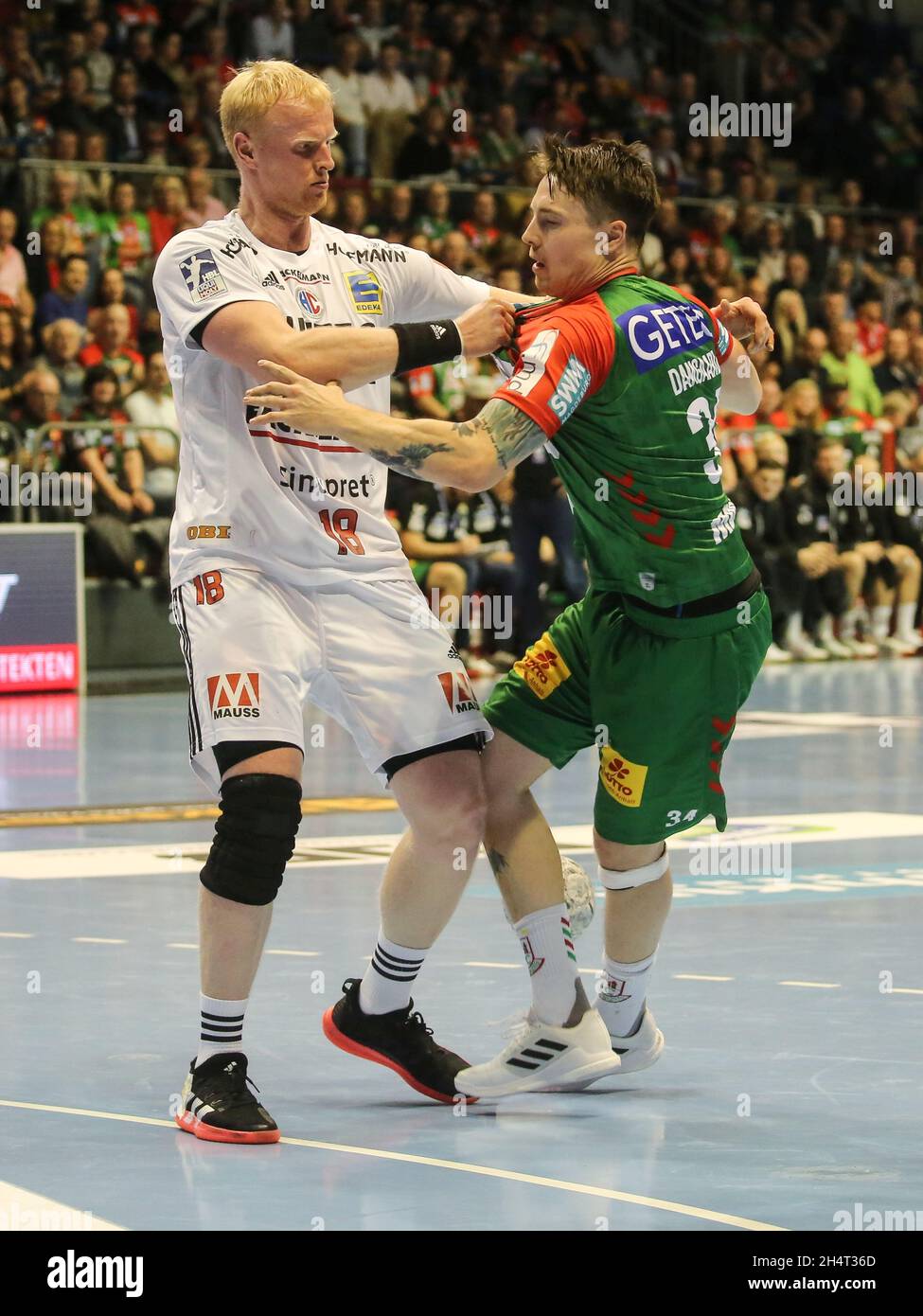 Der deutsche Handballspieler Sebastian Firnhaber HC Erlangen und der dänische Handballspieler Michael Damgaard SC Magdeburg Handball Bundesliga Saison 2021-22 SC Stockfoto