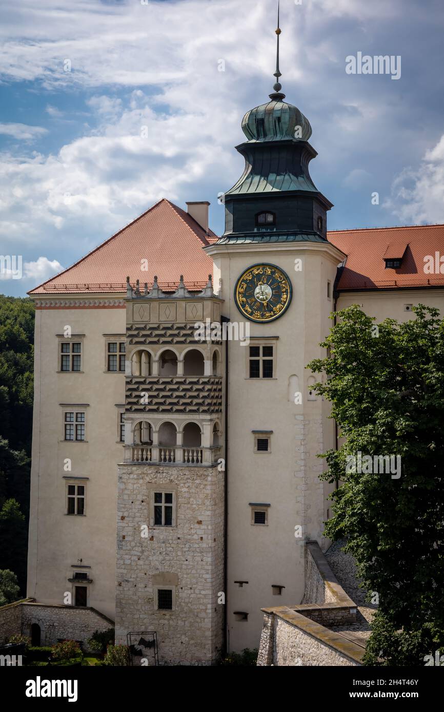 Pieskowa Skala, Polen - 2. August 2021: Burg auf einer Kalksteinklippe im Ojcow-Nationalpark, Beispiel einer defensiven polnischen Renaissance-Architektur. Stockfoto