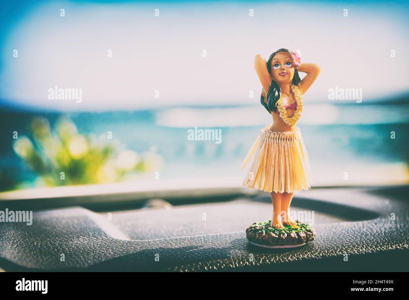 Hawaii Hula Tänzerin Mädchen Puppe auf dem Armaturenbrett von Auto Road  trip - Sommerurlaub Reise tanzende Frau am Ozean Strand. Konzept der  Tourismus- und Reisefreiheit Stockfotografie - Alamy