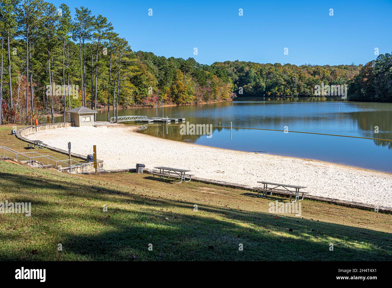 Badestrand und Bootsanlegestelle am Lake Lanier im Don Carter State Park in Gainesville, Georgia. (USA) Stockfoto