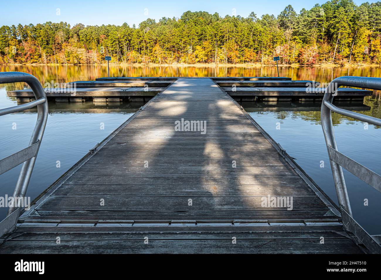 Bootsanlegestelle am Lake Lanier im Don Carter State Park in Gainesville, Georgia. (USA) Stockfoto