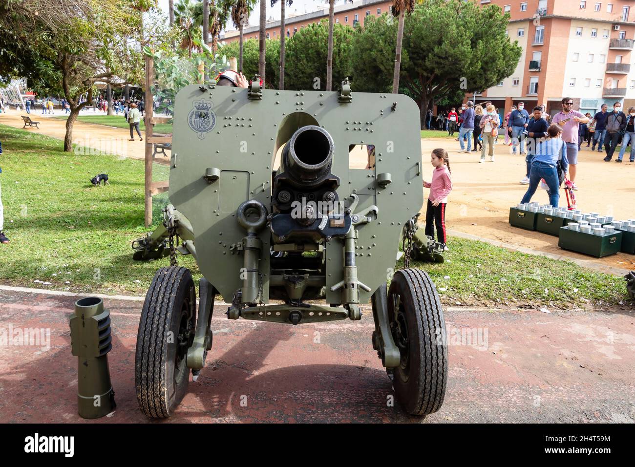 Huelva, Spanien - 30. Oktober 2021: Begrüßung der Kanone der spanischen Kaisergarde in der Andalusischen Allee, Huelva, Spanien Stockfoto