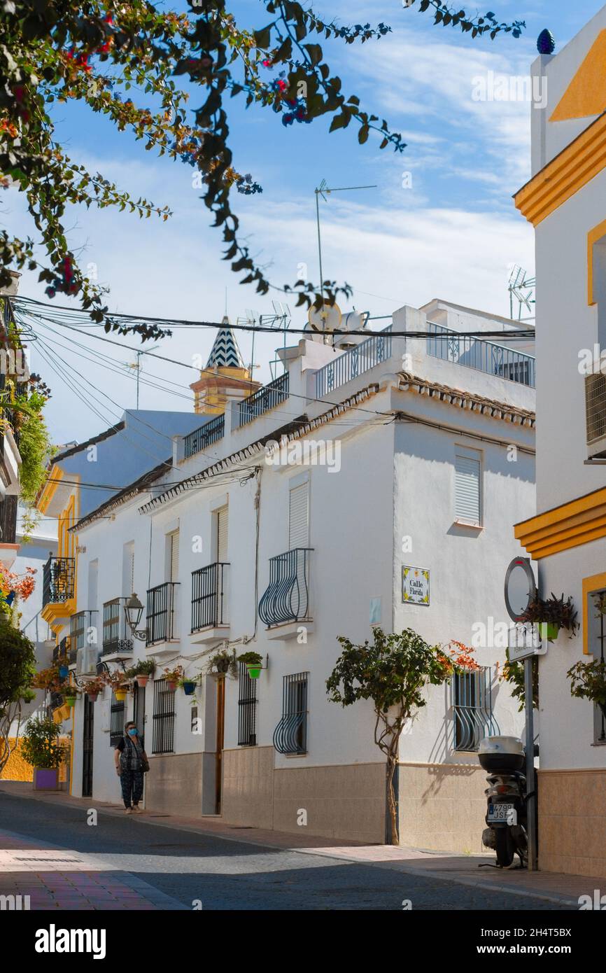 Eine typische Straße in der Altstadt Estepona mit bunten Blumentöpfen. Estepona, Andalusien, Spanien Stockfoto