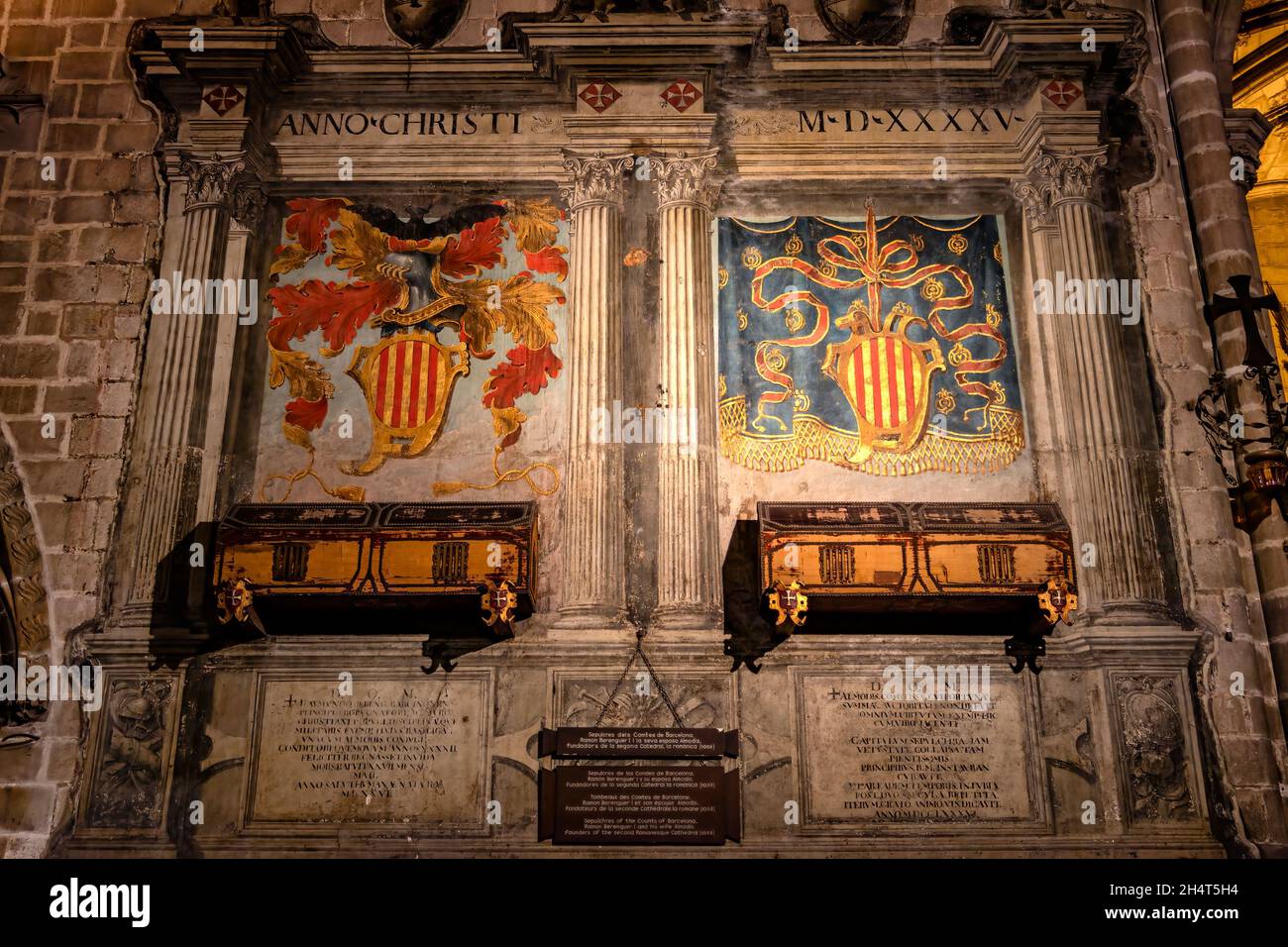 Barcelona, Spanien - 19. September 2021: Gräber der Grafen von Barcelona im Inneren der Kathedrale des Heiligen Kreuzes und der Heiligen Eulalia in Barcelona Stockfoto