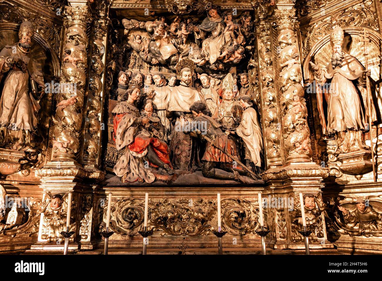 Barcelona, Spanien - 19. September 2021: Altarbild der Gründung des Mercedarianischen Ordens im Inneren der Kathedrale des Heiligen Kreuzes und der Heiligen Eulalia in Stockfoto