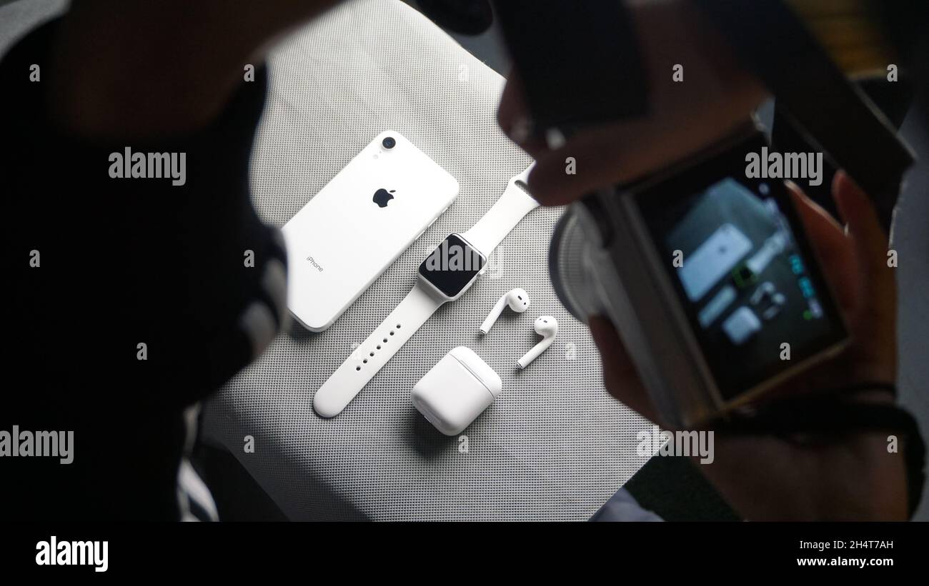 Hinter den Kulissen einer Produktfotografie von Apple-Produkten (iPhone, Apple-Uhr, Air Pods) Stockfoto