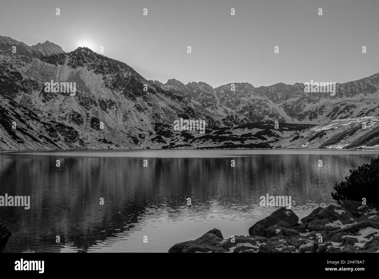 Schöne Aussicht auf die Berge und einen lak Stockfoto