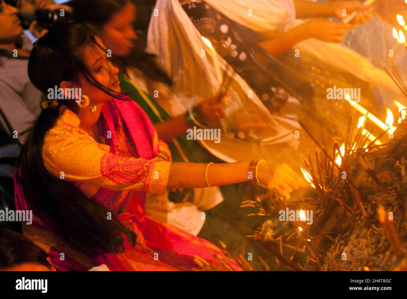 Dhaka, Großbritannien. November 2021. NOVEMBER04, 2021, DHAKA-BANGLADESH- Anhänger sahen am 4. November 2021 Kerzen anzünden, als sie an einem Fest zur Feier des Diwali, des hinduistischen Lichtfestes, im Dhakeshwari-Tempel in Dhaka, Bangladesch, teilnahmen. In Dhaka, Vereinigtes Königreich am 11/4/2021. (Foto von Habibur Rahman/News Images/Sipa USA) Quelle: SIPA USA/Alamy Live News Stockfoto