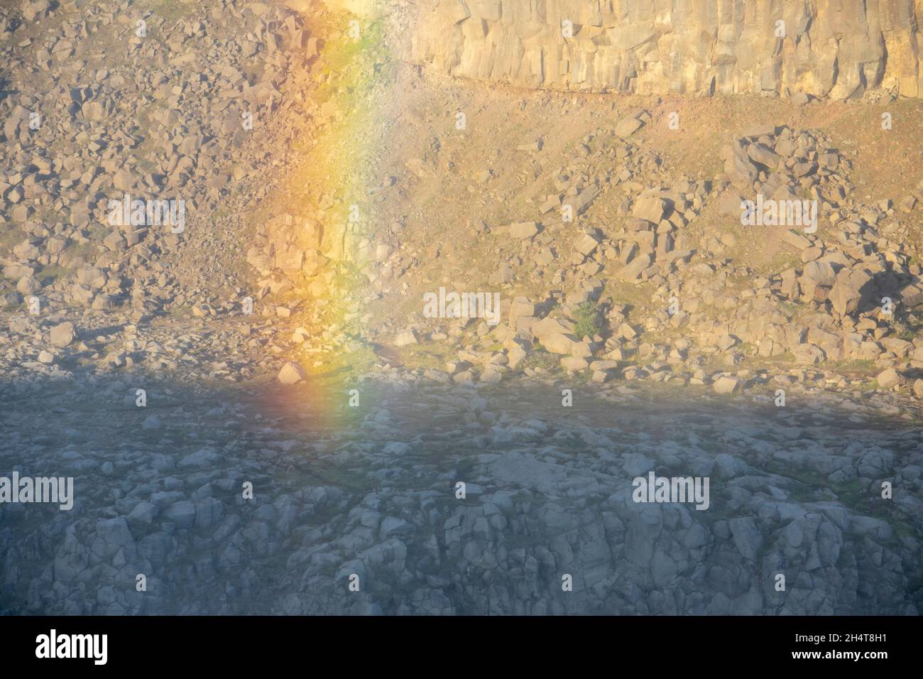 Landschaft aus Regenbogen- und Basaltfelsen am Detifoss Wasserfall Diamond Circle Stockfoto