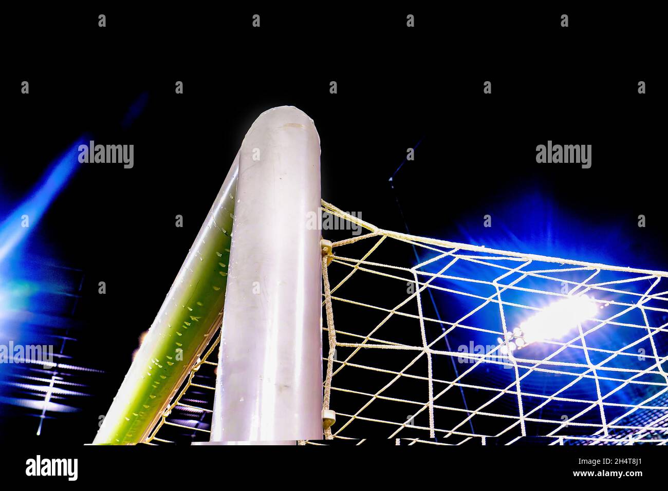 Kalte Nachtlichter im Stadion vor dem Spiel Stockfoto