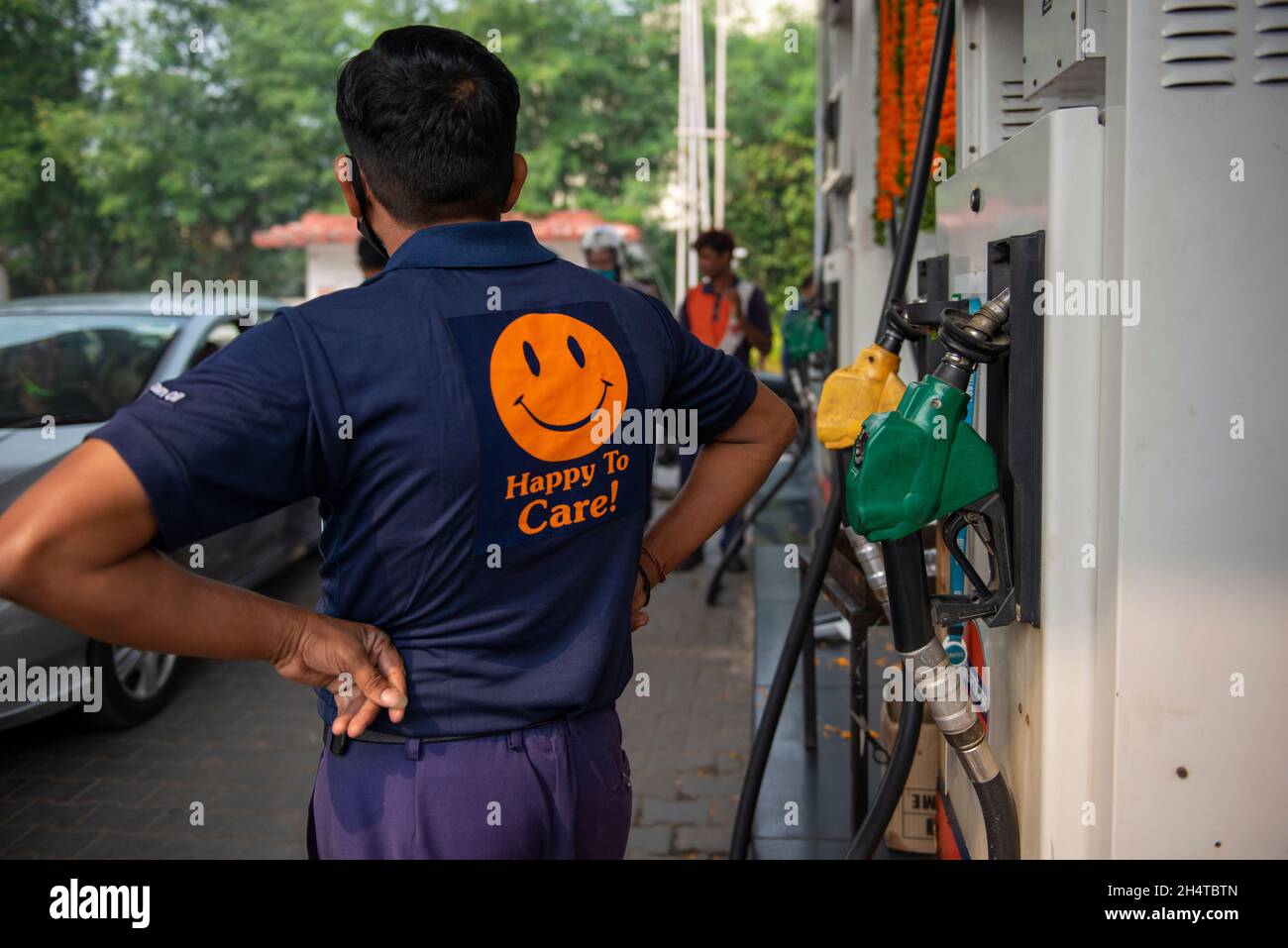 Ghaziabad, Indien. November 2021. Ein Tankwart, der bei der indischen Ölbenzinpumpe im Einsatz war.die indische Regierung senkt die Verbrauchsteuer auf Benzin um 5 Rs (0.067 US-Dollar) und auf Diesel um 10 Rs (0.13 US-Dollar) die Erleichterung für die Verbraucher kam am Vorabend von Diwali. (Foto von Pradeep Gaur/SOPA Images/Sipa USA) Quelle: SIPA USA/Alamy Live News Stockfoto