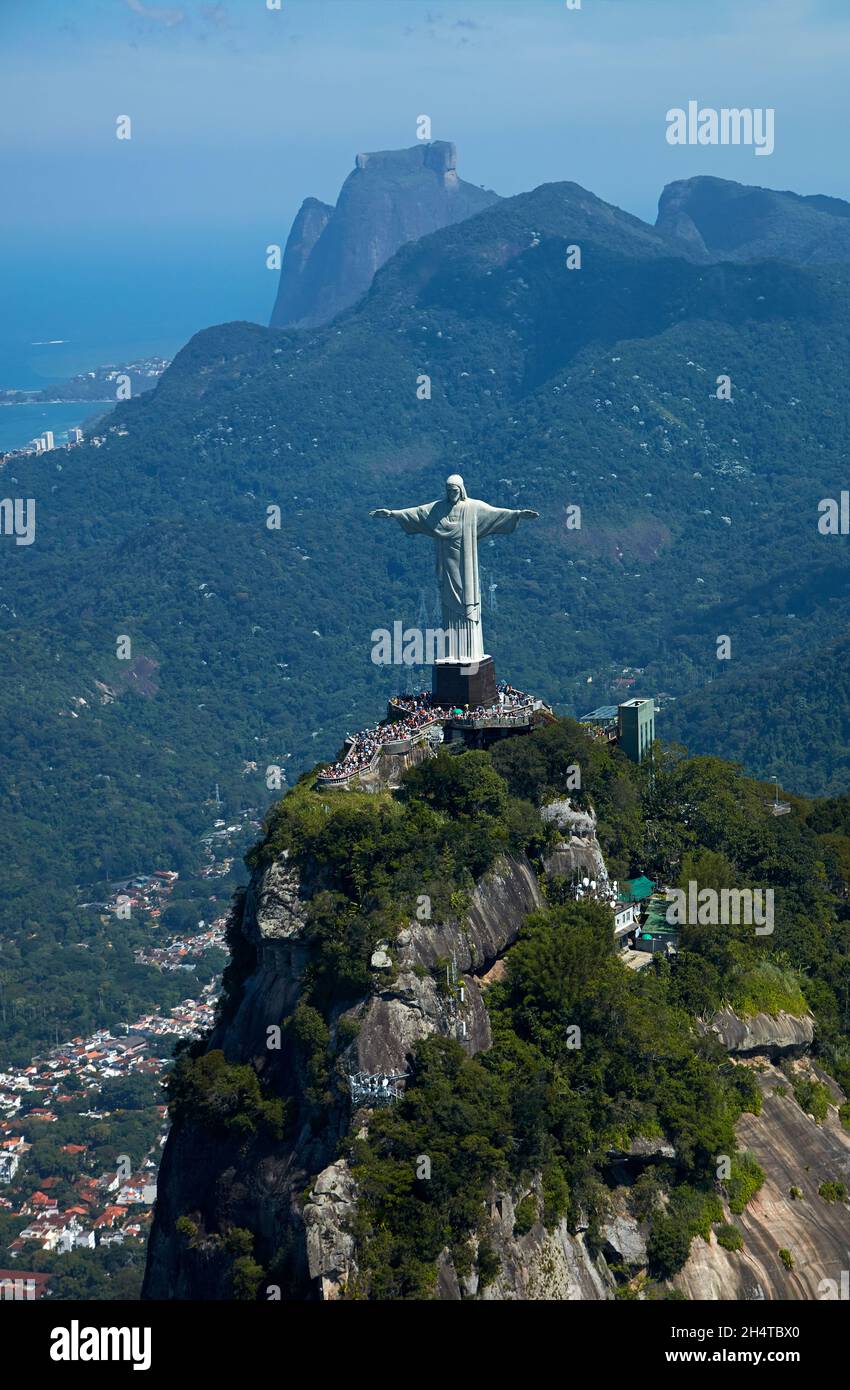 Riesige Statue von Christus dem Erlöser auf dem Corcovado, Rio de Janeiro, Brasilien, Südamerika - Antenne Stockfoto