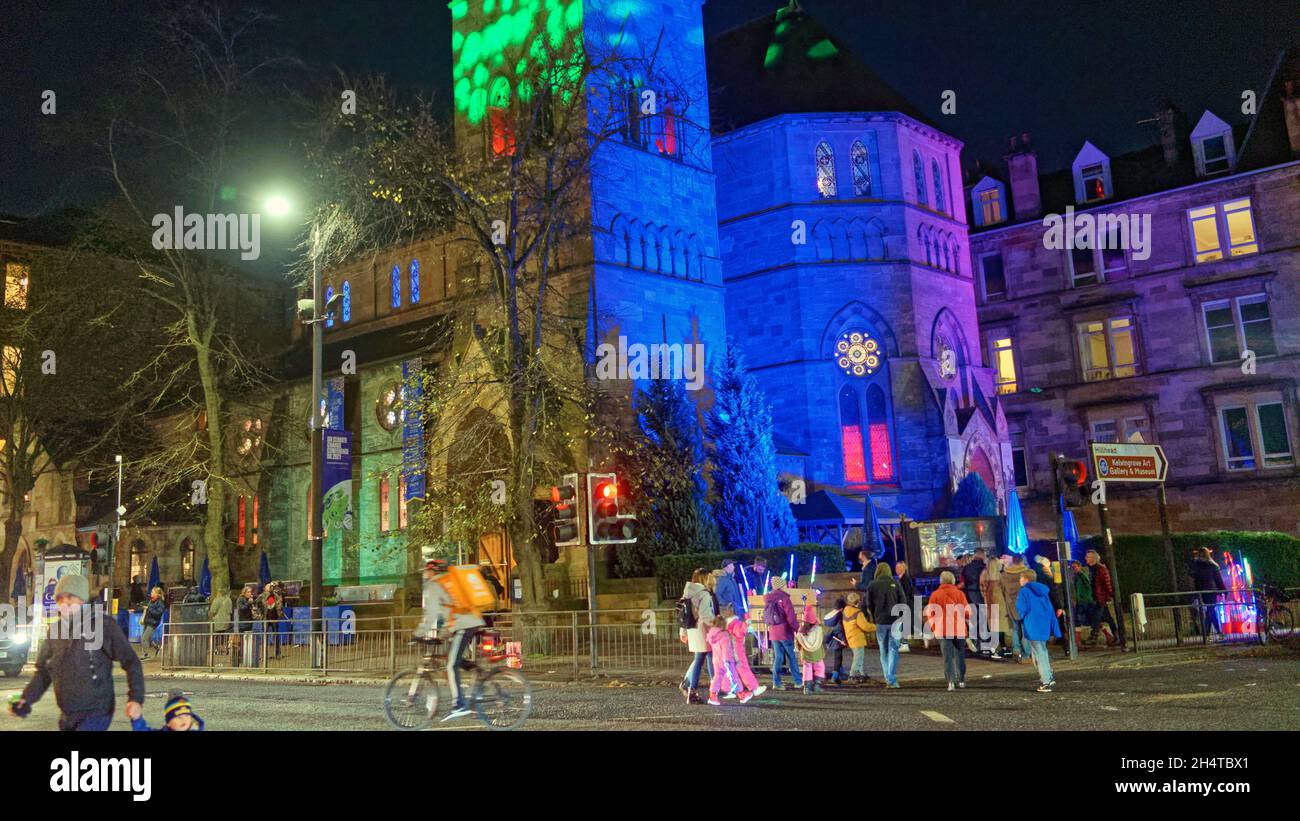 Glasgow, Schottland, Großbritannien 4. November 2021. Riesige Menschenmassen für Glasglow an den Botanics auf der großen Western Road passieren oran mor Veranstaltungsort, wie der Park wird das jährliche Licht spektakulär, das ausverkauft ist, wie Cop passiert anderswo in der Stadt.. Credit Gerard Ferry/Alamy Live News Stockfoto